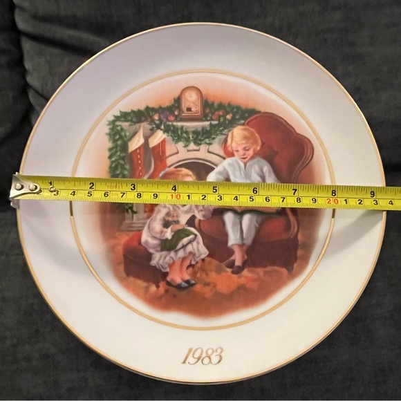 1983 AVON Christmas collector plate - Picture 2 of 3